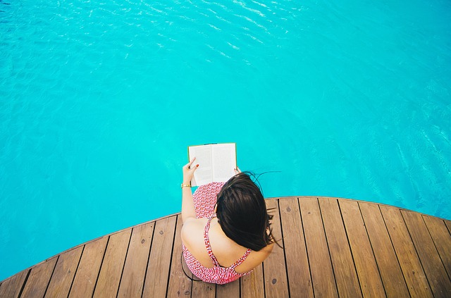 Tarima de exterior para la piscina, ¿por qué no?