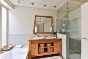 baño con muebles de madera