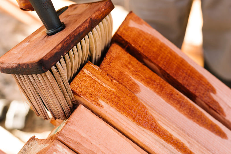 La importancia de escoger un buen barniz para cuidar la madera