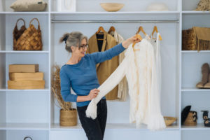 mujer poniendo ropa en armario ropero