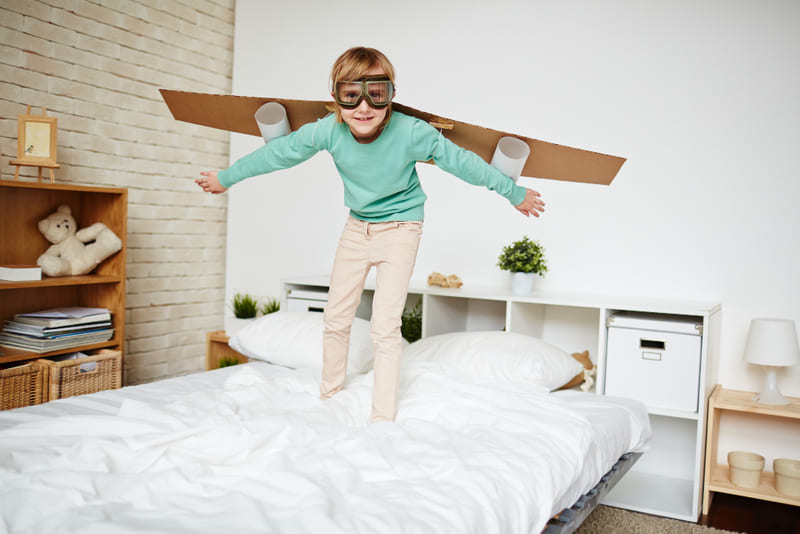 niño jugando en habitación infantil