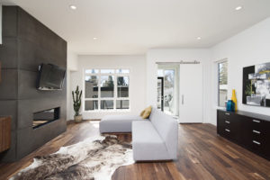 interior-casa-moderna-paredes-blancas-relajantes-muebles-tecnologia