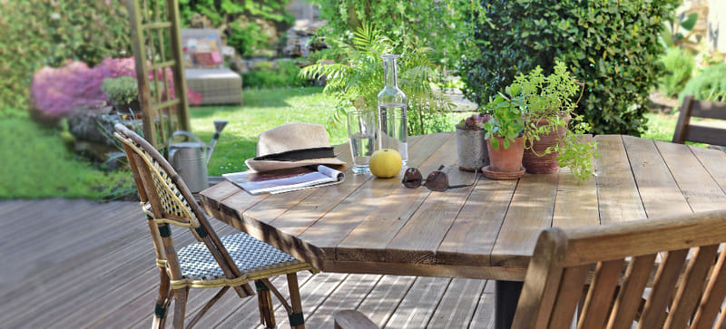 terraza con muebles de madera