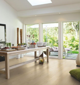 Descubre la frescuras de las tarimas de madera y el césped artificial para exterior.