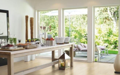 Texturas y colores para lograr un hogar fresco en verano: Tarimas de madera y césped artificial