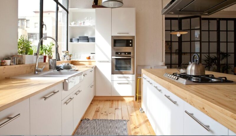 Diseño de cocina de madera con muebles a medida