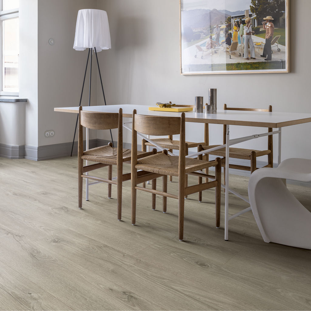 Detalle de suelo de vinilo impermeable en cocina moderna con acabado cerámico