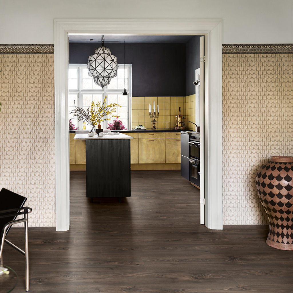 Cocina elegante con suelos vinílos efecto natural y mobiliario contemporáneo