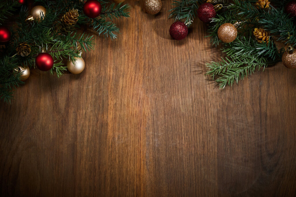 Decoración navideña en ambientes de madera con estantería de roble adornada con luces cálidas, bolas de cristal y ramitas de canela