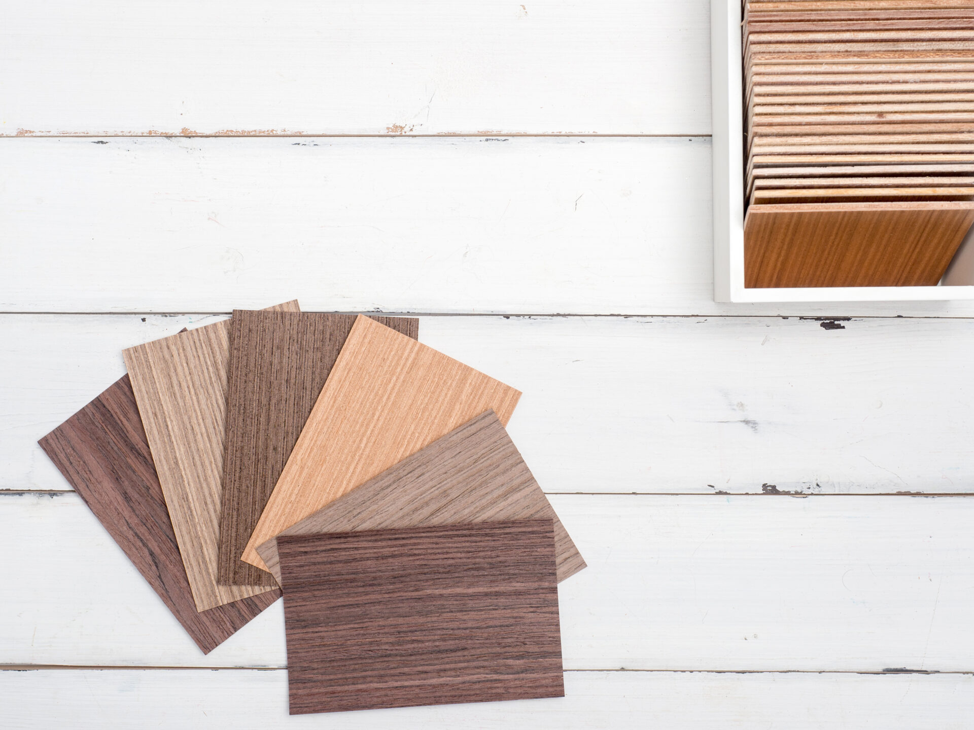 Comparación entre MDF o aglomerado en un mueble de madera mostrando textura y acabado